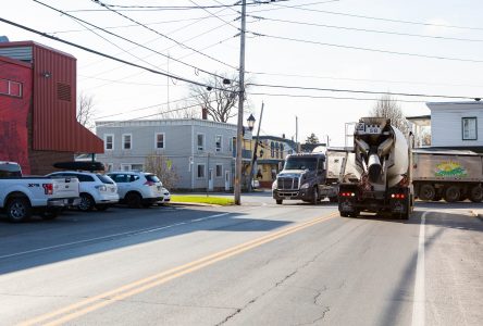 Des résidents de L’Acadie réclament une solution à la circulation des poids lourds