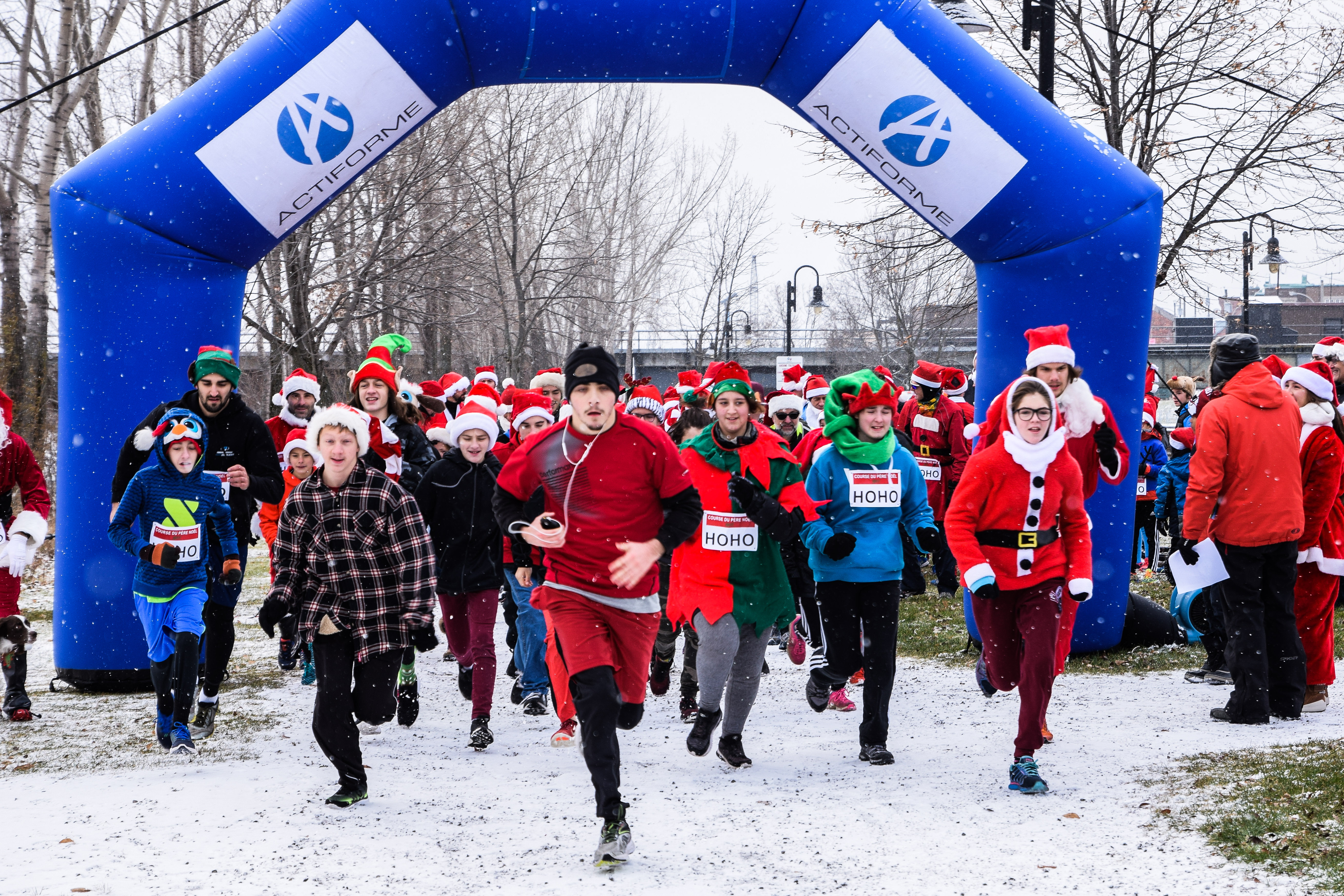 Des pères Noël vont courir sur la bande du canal - Le Canada Français