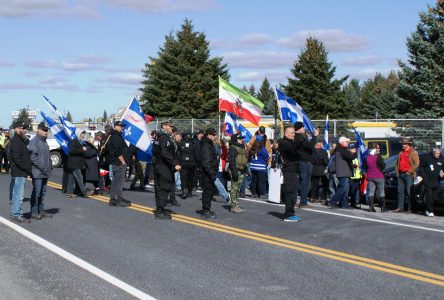 Les manifestants tenus à distance des douanes