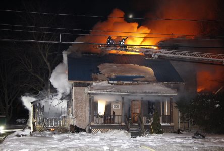 Une maison brûle sur la route 133