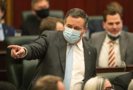 Le gouvernement albertain de Jason Kenney réduira la taxe sur l’essence à la pompe