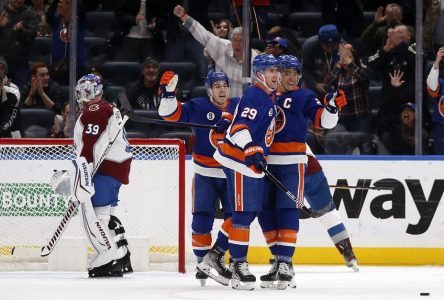 Grâce à Makar et MacKinnon, l’Avalanche survit à une remontée des Islanders