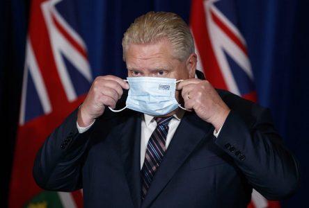 Le premier ministre Ford portera son masque pour encore quelques jours