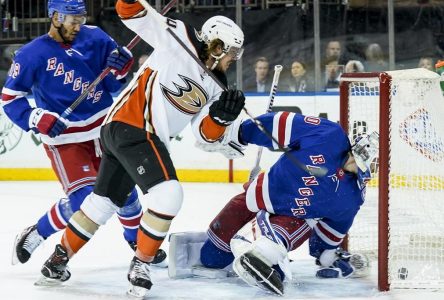 Adam Fox marque en prolongation contre les Ducks et offre la victoire aux Rangers