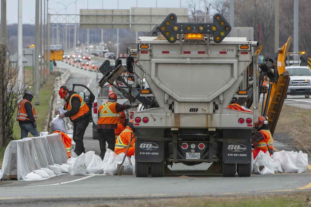 Deux travailleurs ont été heurtés par un collègue sur l’autoroute 25 à Montréal