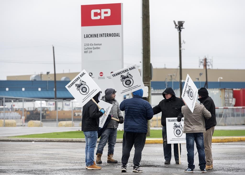 Les trains du CP sont immobilisés pour une 2e journée; les discussions se poursuivent