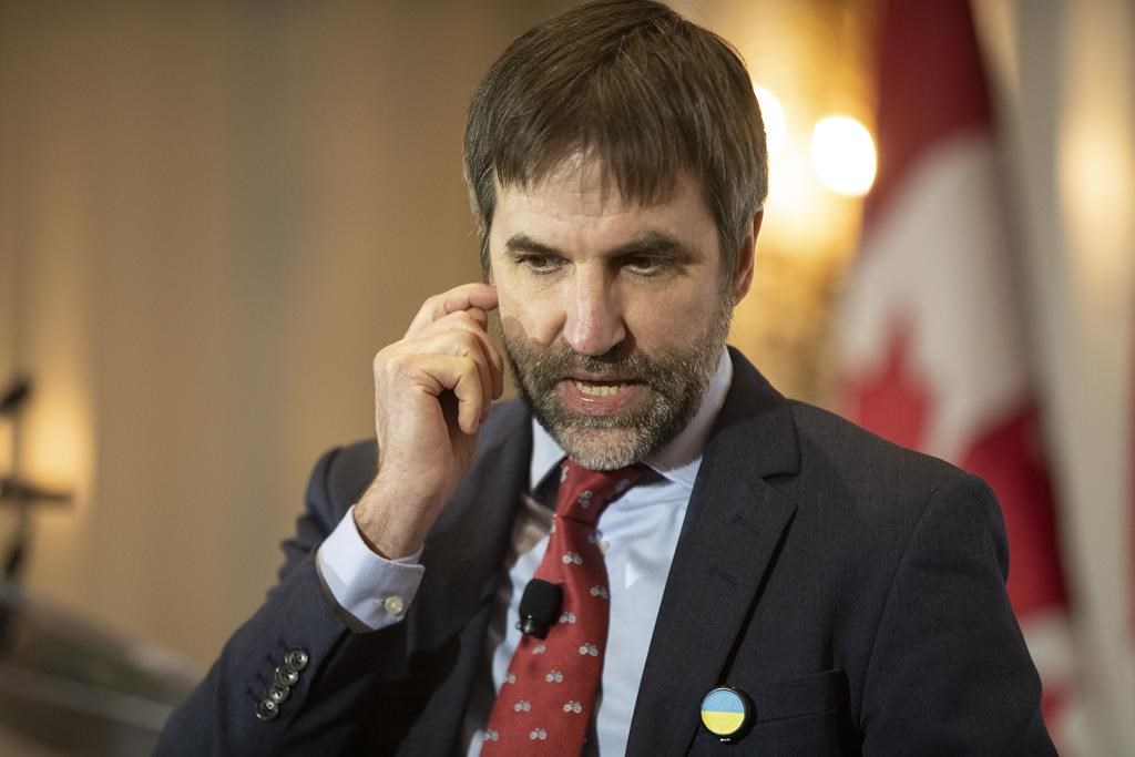 Steven Guilbeault doit présenter cette semaine un plan détaillé de réduction des GES