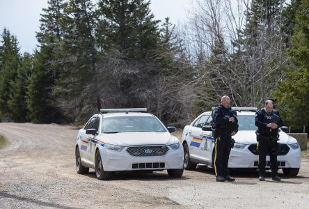 Tuerie en N.-É.: un policier a croisé le suspect sur la route le dimanche matin