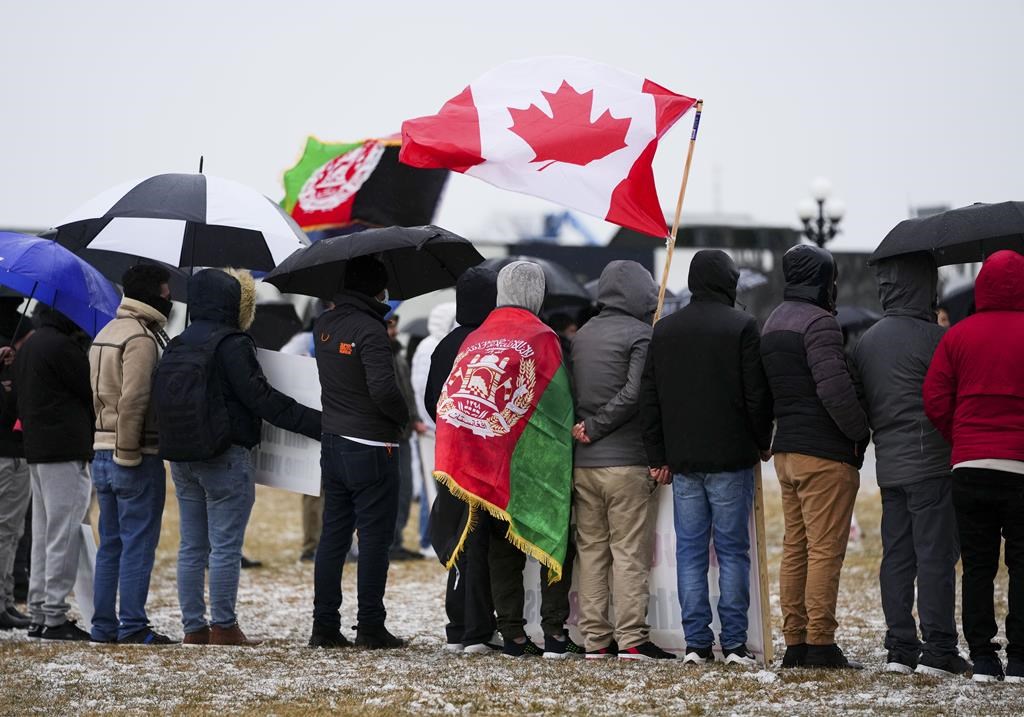 Des interprètes afghans redemandent à Ottawa de sauver les membres de leur famille