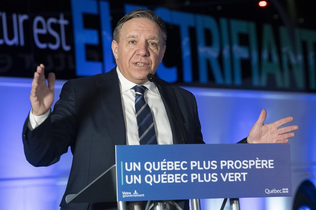 Tramway de Québec: François Legault justifie sa volte-face sur le décret