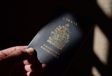 Renouvellement des passeports: des Canadiens craignent de manquer leur voyage