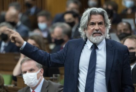 La «menace» de Facebook ne «fait pas trembler ben ben» le ministre Rodriguez