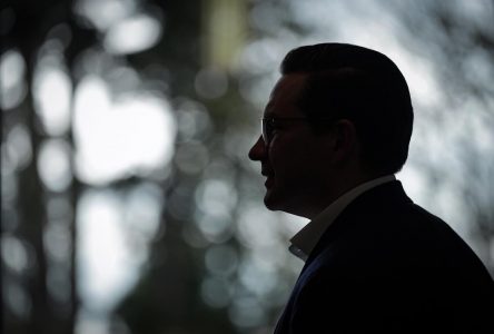 Course conservatrice: Pierre Poilievre lance une attaque contre la Banque du Canada