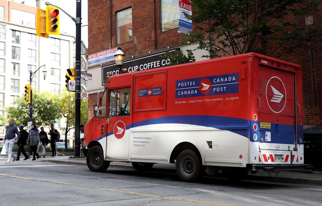 Vaccination COVID obligatoire: Postes Canada gagne; le grief du syndicat rejeté