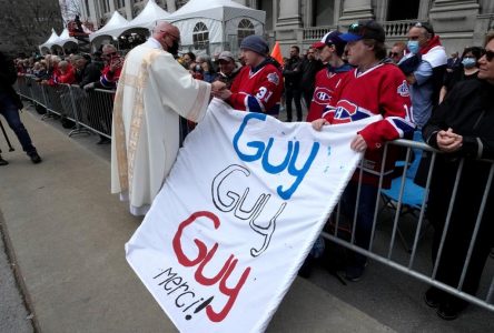 Des personnalités de tous les milieux ont rendu hommage à Guy Lafleur