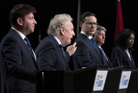 Débat des aspirants-chefs conservateurs: Charest attaque Poilievre sur l’avortement