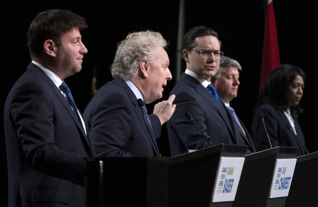 Débat des aspirants-chefs conservateurs: Charest attaque Poilievre sur l’avortement