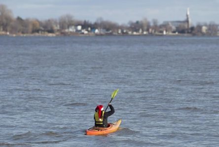 Opération de sauvetage d’un kayakiste sur la rivière Saint-Charles, à Québec