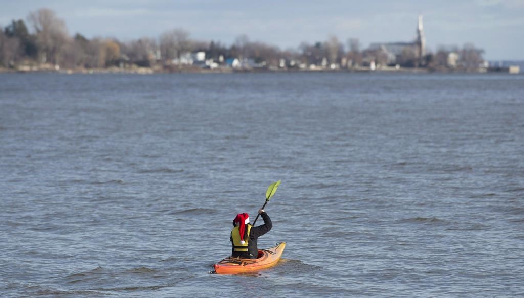 Opération de sauvetage d’un kayakiste sur la rivière Saint-Charles, à Québec