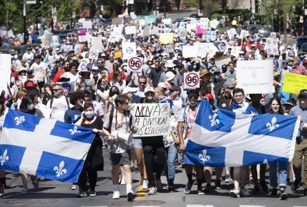 Des milliers d’opposants manifestent contre le projet de loi 96 à Montréal