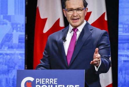 Le candidat à la chefferie Pierre Poilievre dénonce la théorie du grand remplacement