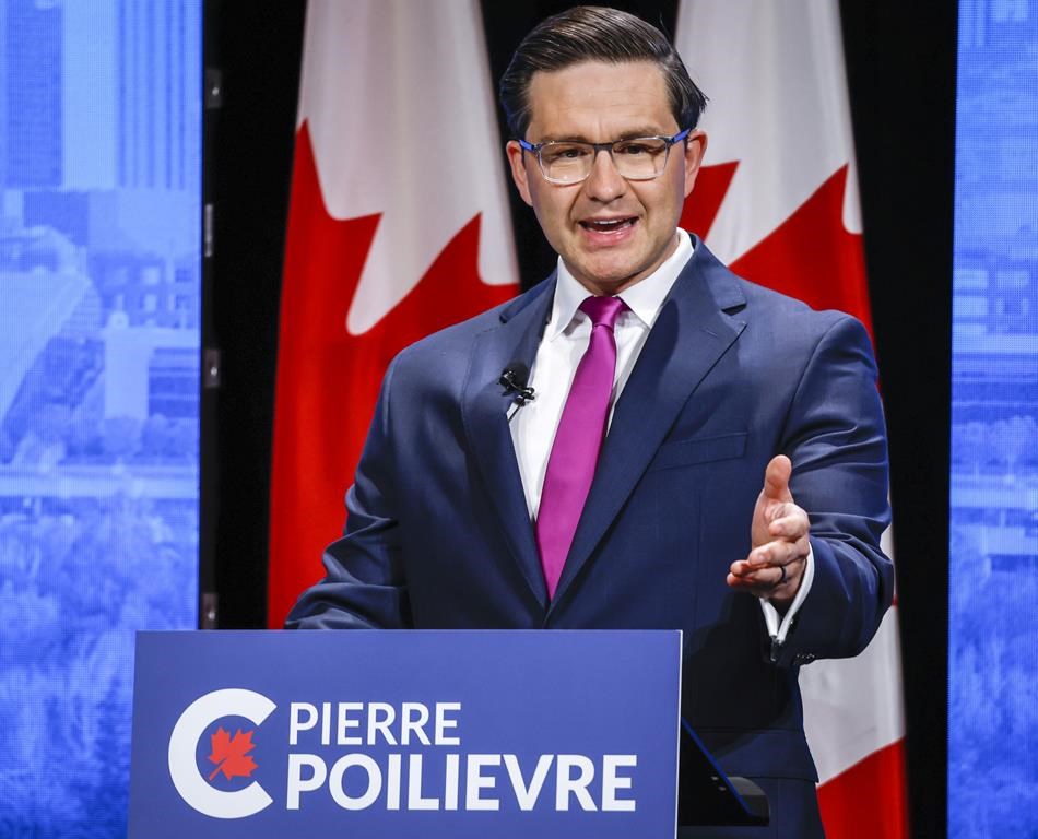 Le candidat à la chefferie Pierre Poilievre dénonce la théorie du grand remplacement