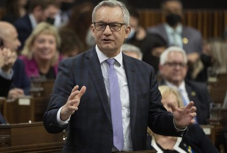 Le porte-parole conservateur ayant critiqué Poilievre dépouillé de ses fonctions