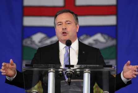 Jason Kenney restera PM pour l’instant, afin d’assurer la continuité au gouvernement