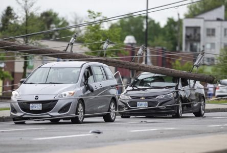 Un orage tue au moins deux personnes et prive 343 000 foyers de courant en Ontario