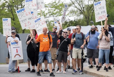 Grève générale illimitée: les croupiers du Casino de Montréal manifestent