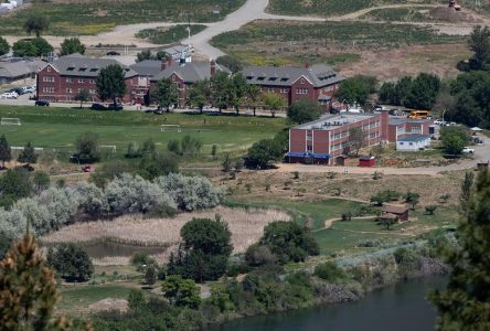 Commémoration du premier anniversaire de la découverte de tombes anonymes à Kamloops