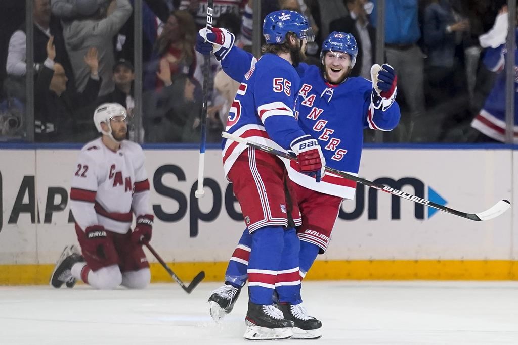 Les Rangers dominent les Hurricanes 4-1 dans le 4e match et égalent la série