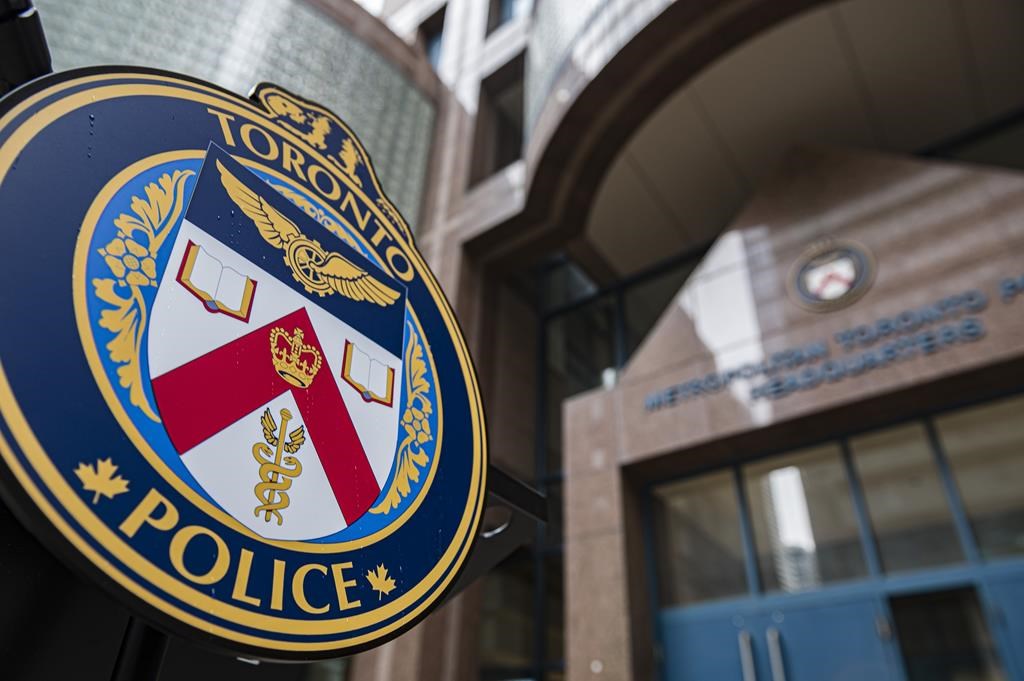 La police de Toronto tue un homme armé qui rôdait près d’écoles