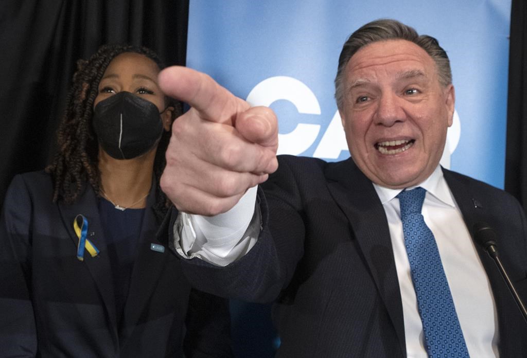 Policiers et manifestants présents près du congrès national de la CAQ à Drummondville