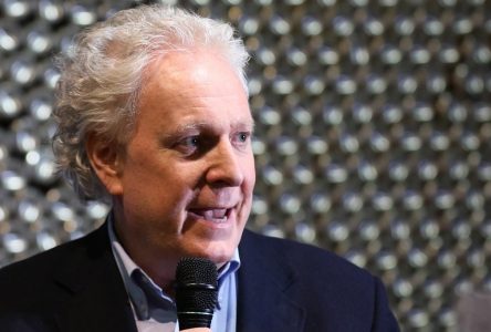 Jean Charest promet un examen de la réglementation qui interdit les armes d’assaut