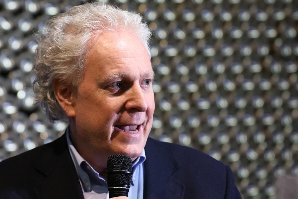 Jean Charest promet un examen de la réglementation qui interdit les armes d’assaut