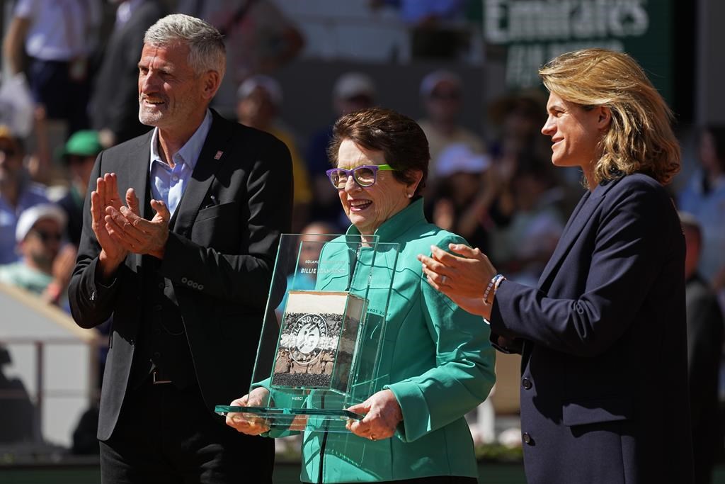 RG: il devrait y avoir plus de tennis féminin en soirée, plaide Billie Jean King