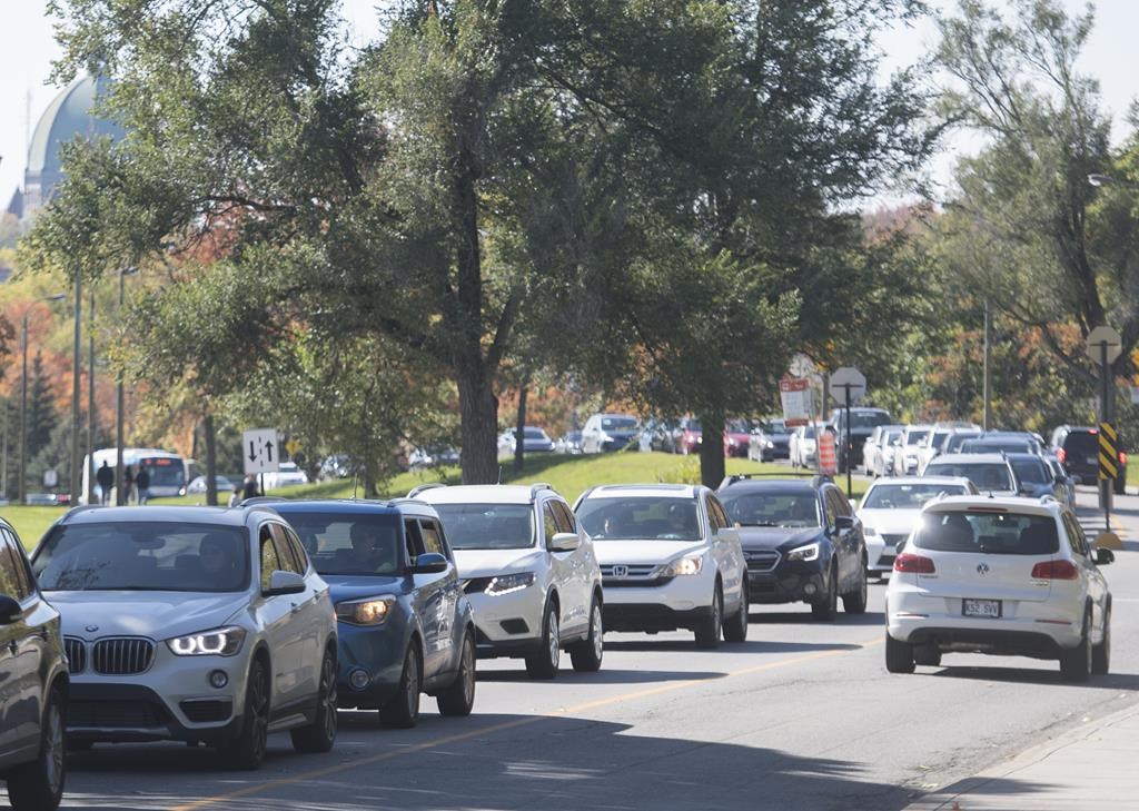 Rapport: Québec doit plafonner le parc automobile et s’attaquer à l’auto solo