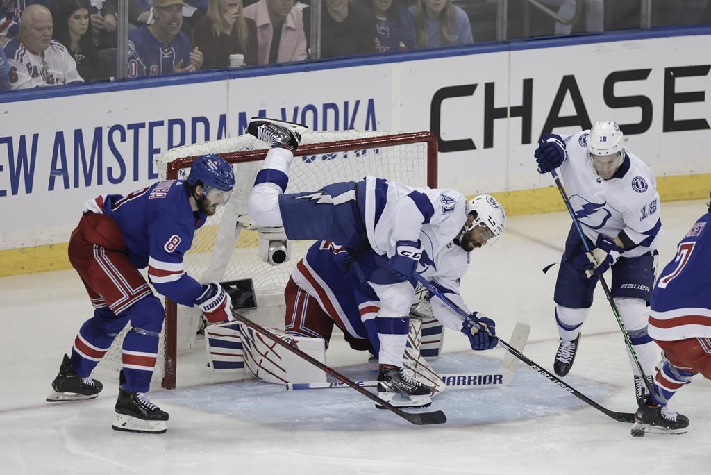 Palat marque tard en 3e période et le Lightning bat les Rangers 3-1 lors du 5e match