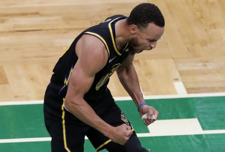 Curry obtient 43 points et les Warriors gagnent à Boston, égalant ainsi la finale