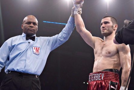 Beterbiev défait Smith fils en deux rounds seulement et remporte une autre ceinture