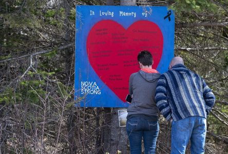 Tuerie en N.-É.: les proches des victimes ont été laissés longtemps dans l’angoisse