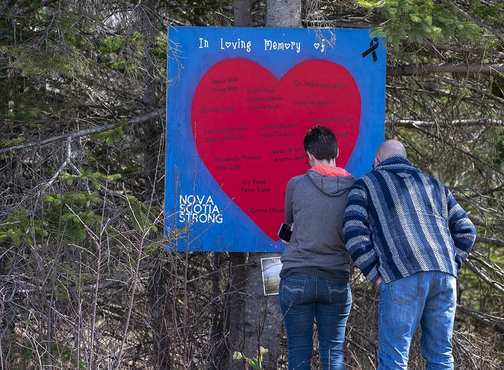 Tuerie en N.-É.: les proches des victimes ont été laissés longtemps dans l’angoisse