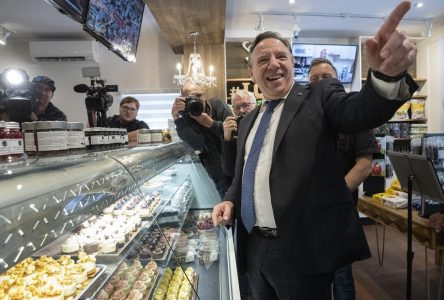 Pré-campagne électorale: François Legault prend un bain de foule à Sherbrooke