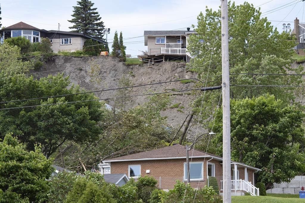 Les autorités de Saguenay tentent de reloger les évacués du glissement de terrain