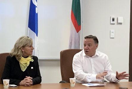 François Legault rend visite aux sinistrés du glissement de terrain à La Baie