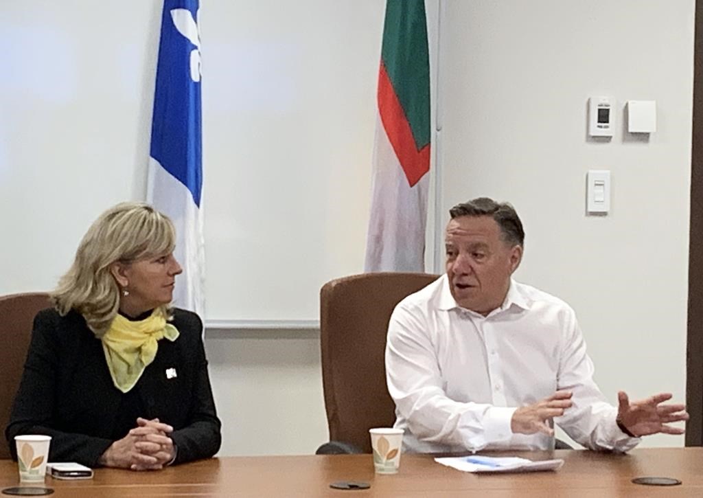 François Legault rend visite aux sinistrés du glissement de terrain à La Baie