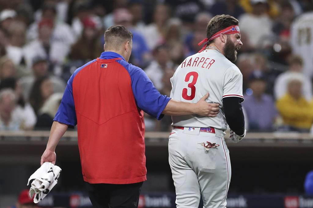 Le voltigeur Bryce Harper quitte la rencontre après avoir été atteint à la main