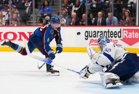 Le défenseur de l’Avalanche Cale Makar remporte le trophée Conn-Smythe