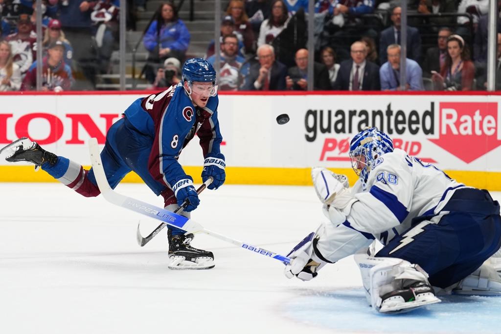 Le défenseur de l’Avalanche Cale Makar remporte le trophée Conn-Smythe